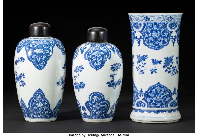 Two Chinese Blue and White Covered Jars and a Vase - 图2