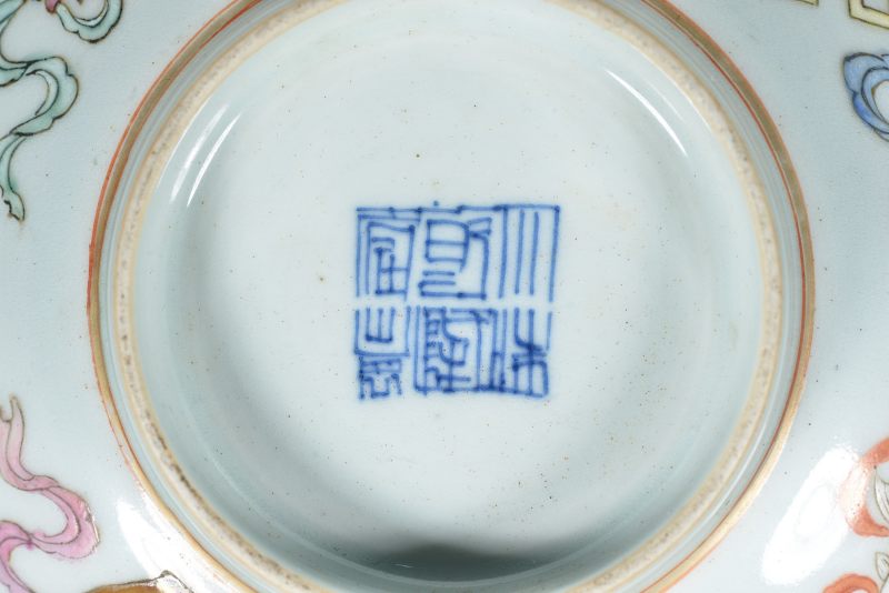 清乾隆 粉彩八吉祥团龙纹碗 - 图3