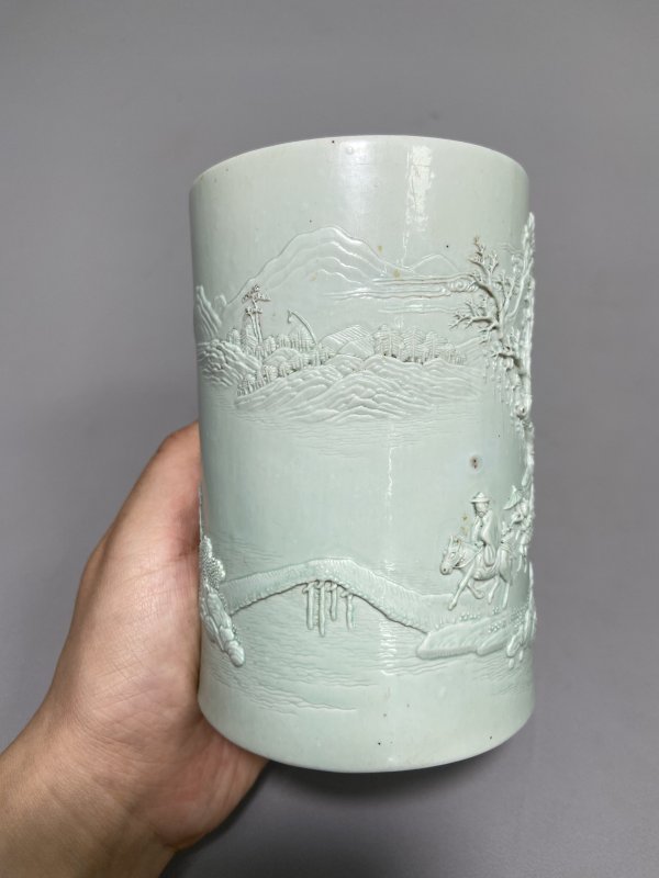 清道光 “王炳荣”款 湖水绿釉雕瓷山水踏雪寻梅小笔筒 - 图3