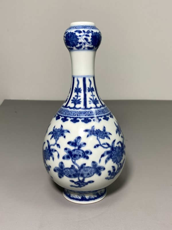 清 青花折枝花卉纹蒜头瓶 - 图2