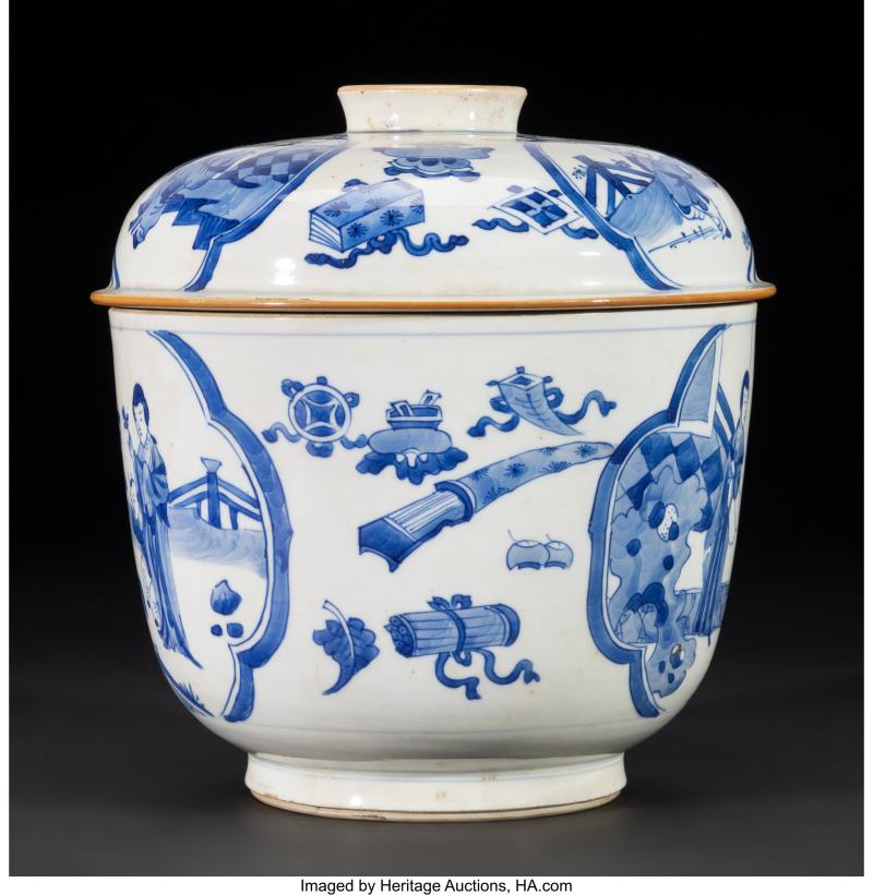 A Chinese Blue and White Figural and "Hundred Antiques" Covered Jar - 图2