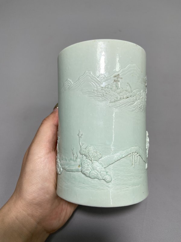 清道光 “王炳荣”款 湖水绿釉雕瓷山水踏雪寻梅小笔筒 - 图4