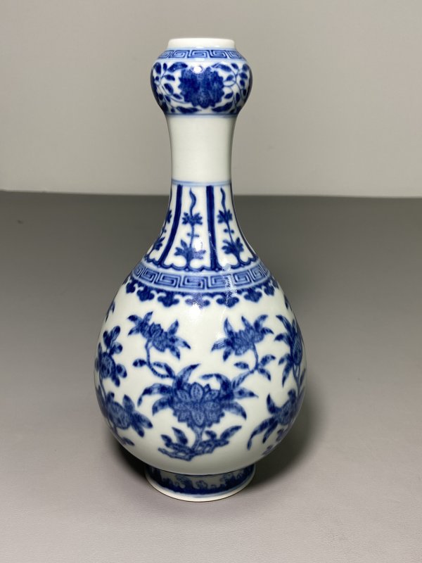 清 青花折枝花卉纹蒜头瓶 - 图3