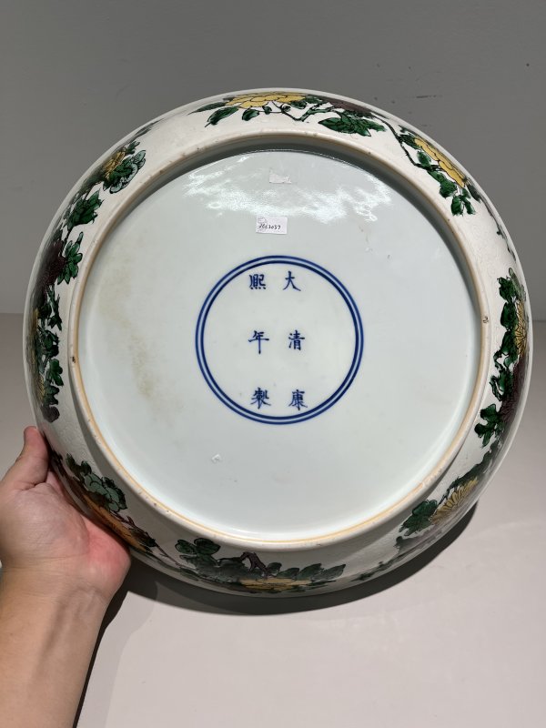 清康熙 五彩洞石牡丹暗刻云龙纹大盘 - 图4