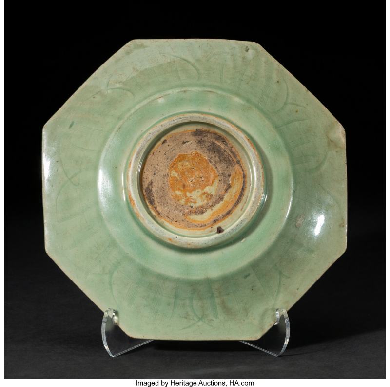 A Large Chinese Longquan Celadon-Glazed Octagonal Charger - 图2