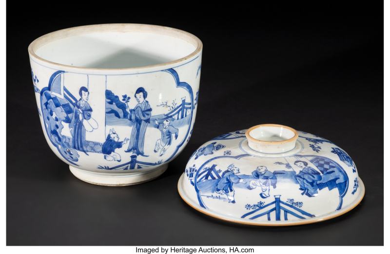A Chinese Blue and White Figural and "Hundred Antiques" Covered Jar - 图3
