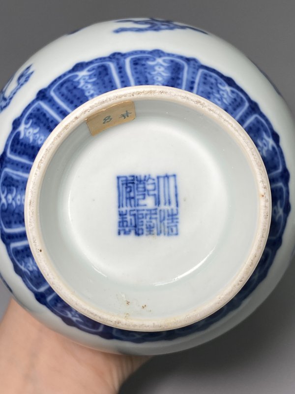 清 青花折枝花卉纹蒜头瓶 - 图4