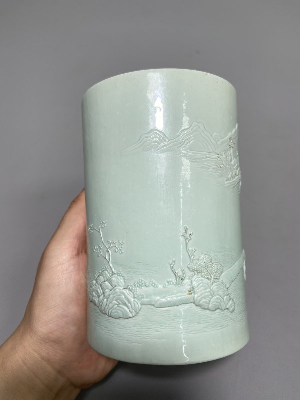 清道光 “王炳荣”款 湖水绿釉雕瓷山水踏雪寻梅小笔筒 - 图5