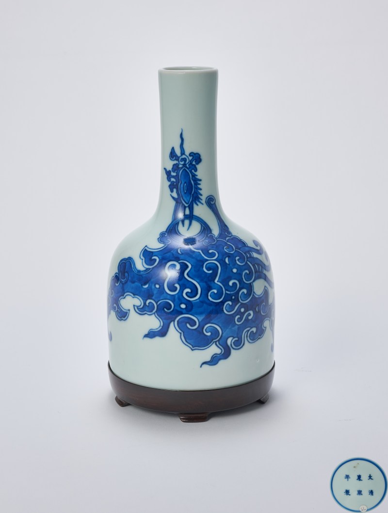 清 青花螭龙纹摇铃尊