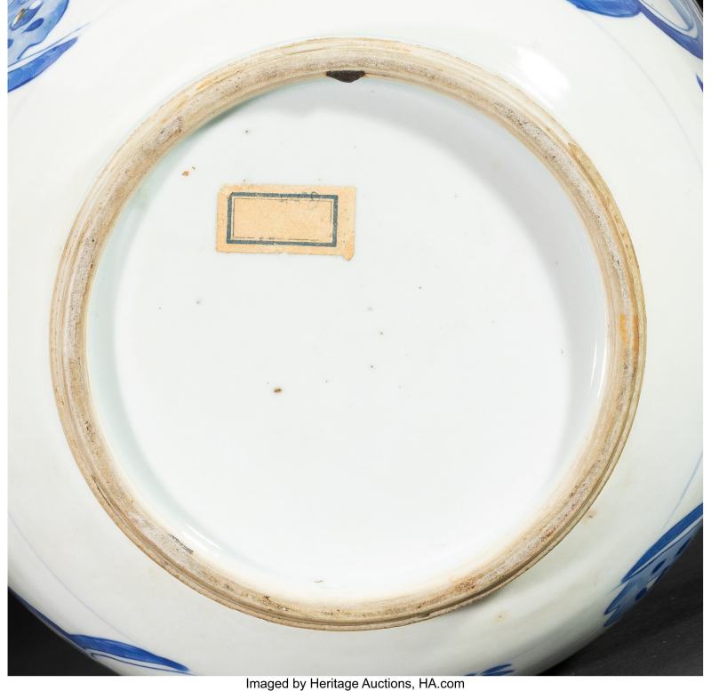 A Chinese Blue and White Figural and "Hundred Antiques" Covered Jar - 图4