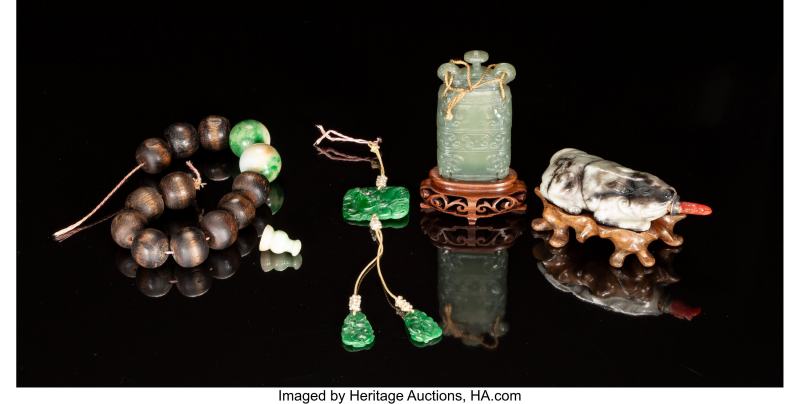 Two Chinese Carved Jade Snuff Bottles and Agarwood Prayer Beads with Jadeite & Seed Pearls - 图2