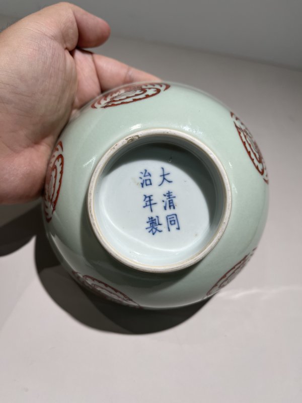 清同治 豆青釉矾红团凤纹碗 - 图3