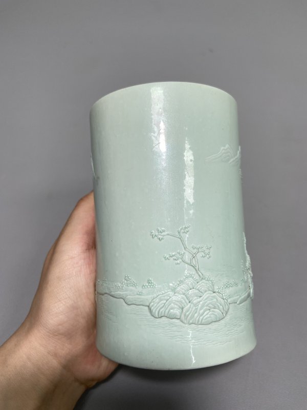 清道光 “王炳荣”款 湖水绿釉雕瓷山水踏雪寻梅小笔筒 - 图6