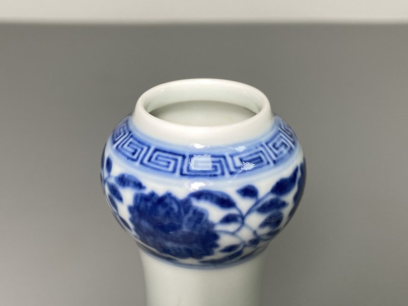 清 青花折枝花卉纹蒜头瓶 - 图6