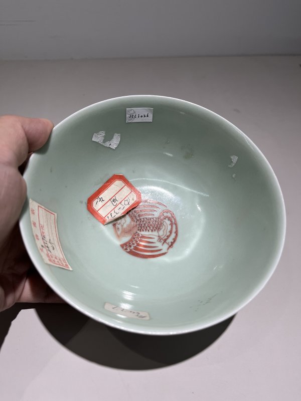 清同治 豆青釉矾红团凤纹碗 - 图4