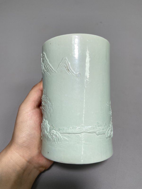 清道光 “王炳荣”款 湖水绿釉雕瓷山水踏雪寻梅小笔筒 - 图7