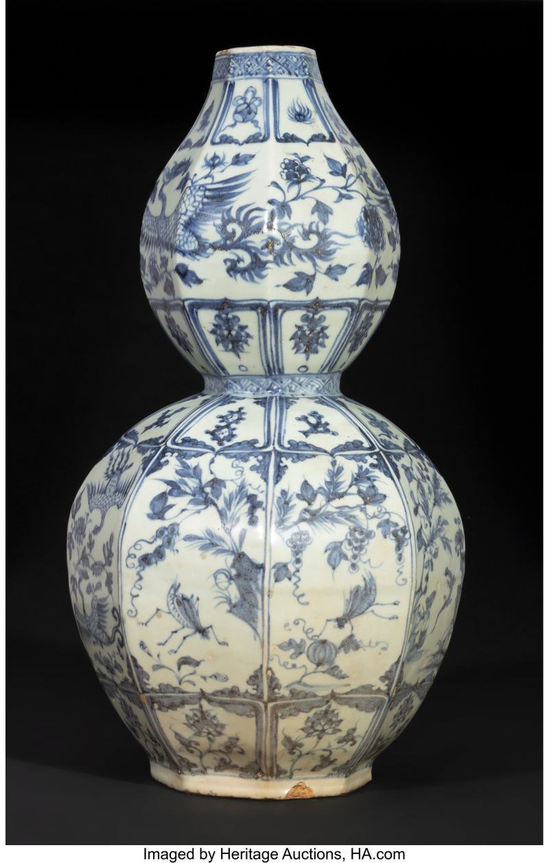 A Chinese Blue and White Octagonal Double-Gourd Vase - 图2