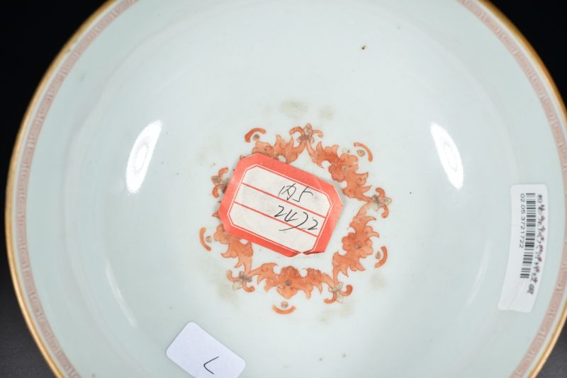 清乾隆 粉彩八吉祥团龙纹碗 - 图9