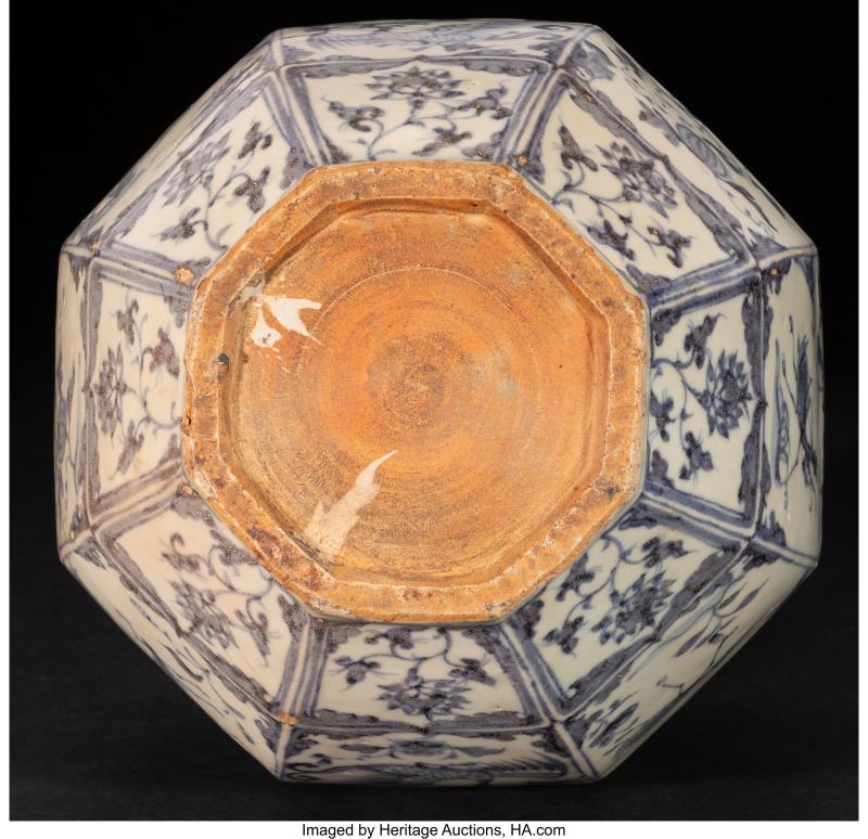 A Chinese Blue and White Octagonal Double-Gourd Vase - 图4