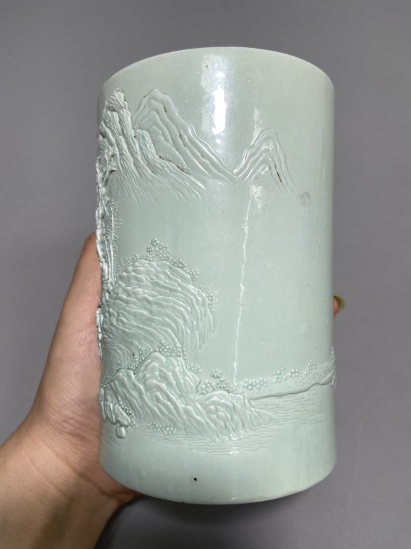 清道光 “王炳荣”款 湖水绿釉雕瓷山水踏雪寻梅小笔筒 - 图8