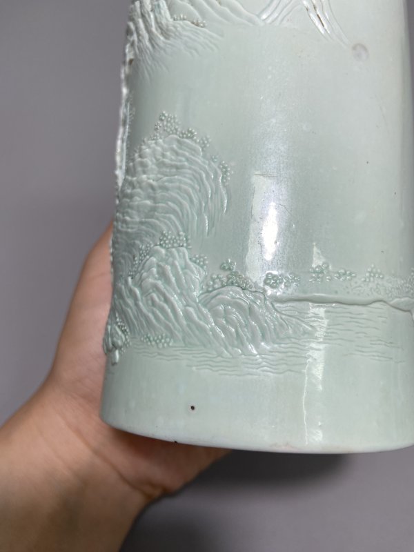 清道光 “王炳荣”款 湖水绿釉雕瓷山水踏雪寻梅小笔筒 - 图9