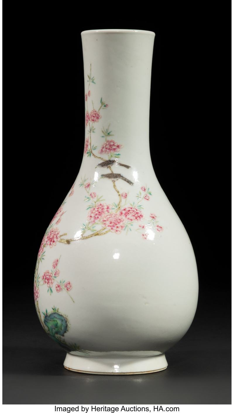 A Chinese Famille Rose Long-Neck Vase - 图2