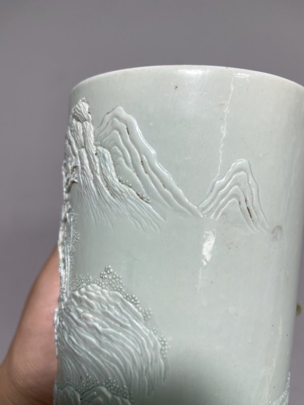 清道光 “王炳荣”款 湖水绿釉雕瓷山水踏雪寻梅小笔筒 - 图10