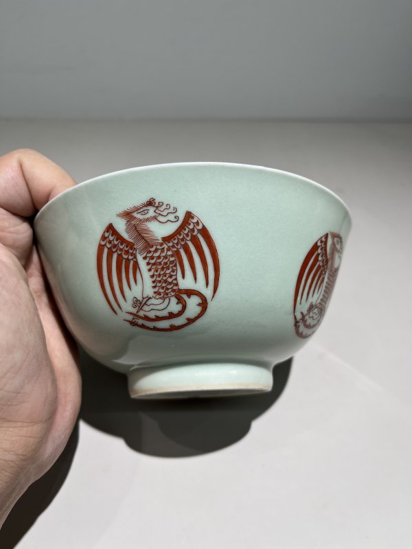 清同治 豆青釉矾红团凤纹碗 - 图7