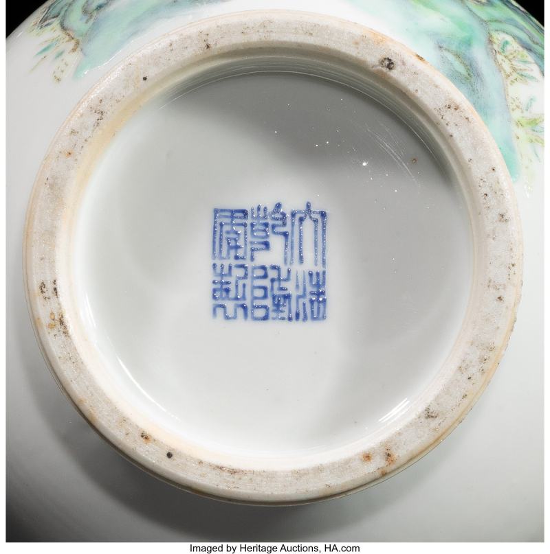 A Chinese Famille Rose Long-Neck Vase - 图4