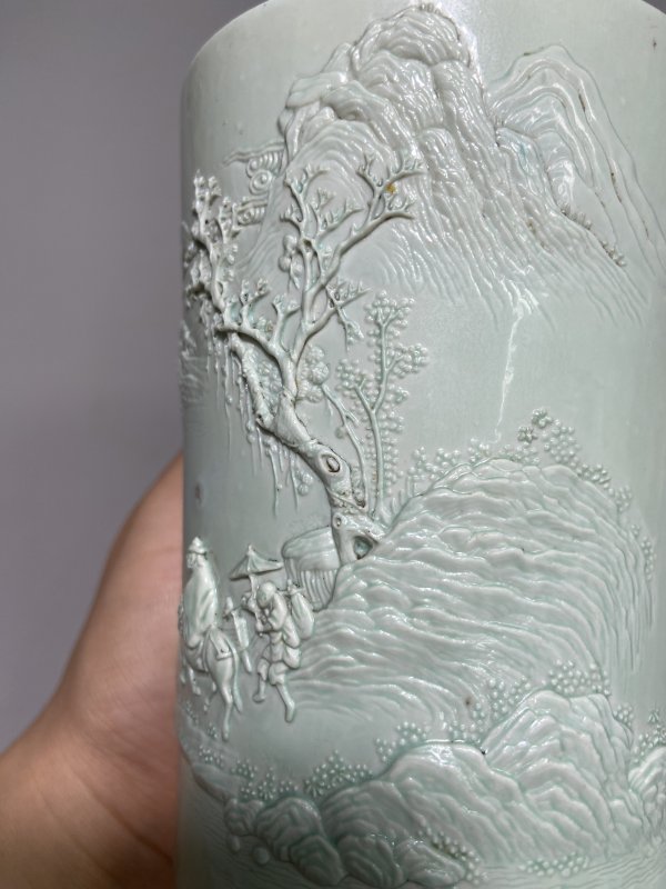 清道光 “王炳荣”款 湖水绿釉雕瓷山水踏雪寻梅小笔筒 - 图11