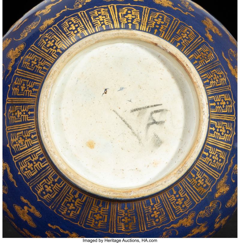 A Chinese Gilt-Decorated Blue-Ground Bottle Vase - 图2