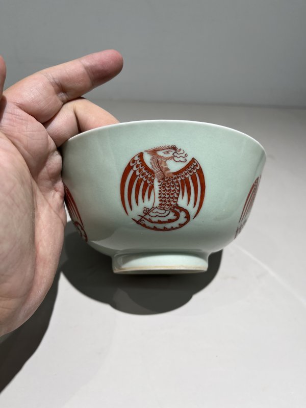 清同治 豆青釉矾红团凤纹碗 - 图8