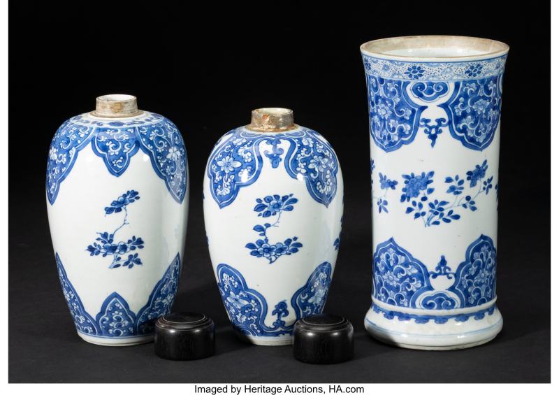 Two Chinese Blue and White Covered Jars and a Vase - 图3