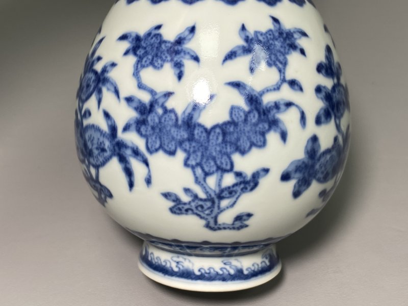 清 青花折枝花卉纹蒜头瓶 - 图11