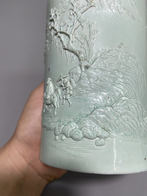 清道光 “王炳荣”款 湖水绿釉雕瓷山水踏雪寻梅小笔筒 - 图12