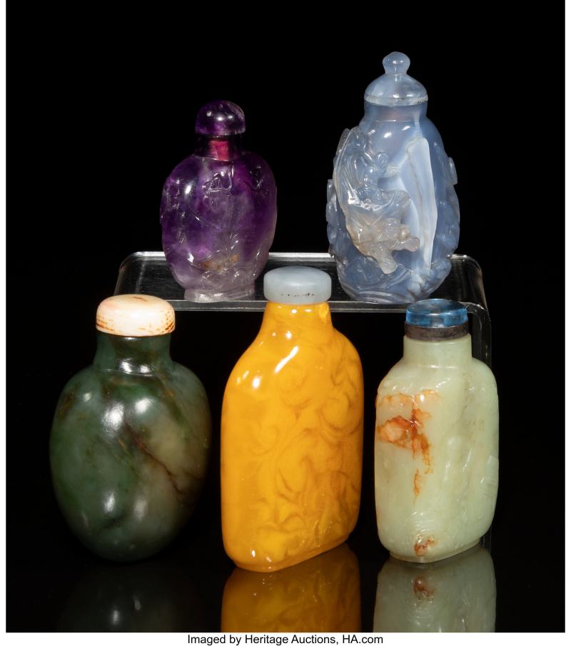 A Group of Five Chinese Carved Jade and Hardstone Snuff Bottles - 图3