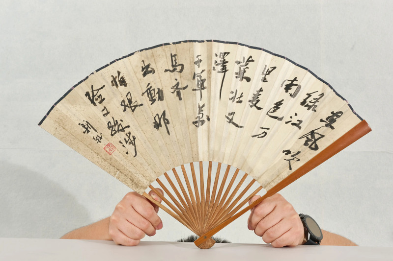 费新我 1960年作 《炼钢图》扇面、《上学图》成扇 - 图9