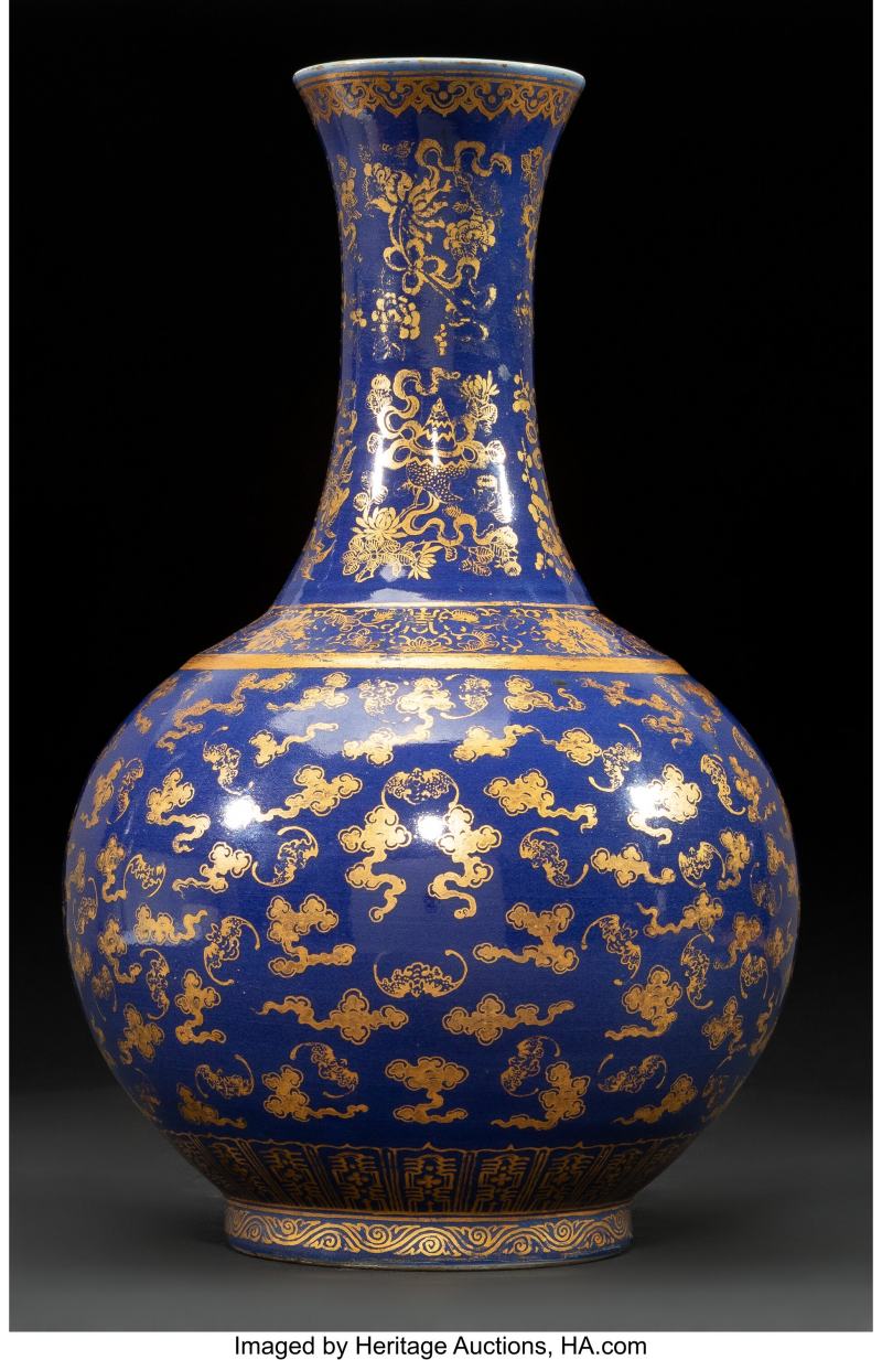 A Chinese Gilt-Decorated Blue-Ground Bottle Vase - 图3