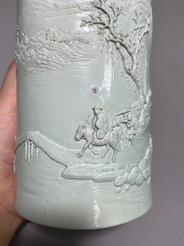 清道光 “王炳荣”款 湖水绿釉雕瓷山水踏雪寻梅小笔筒 - 图13