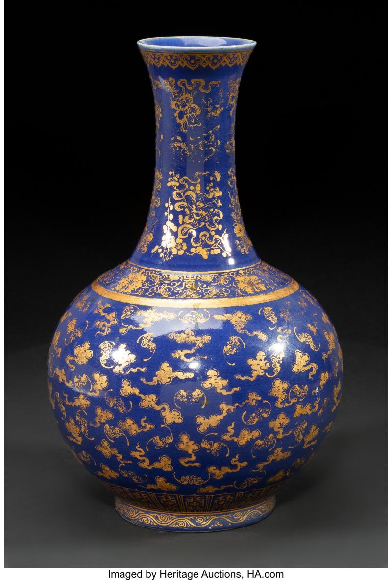 A Chinese Gilt-Decorated Blue-Ground Bottle Vase - 图4