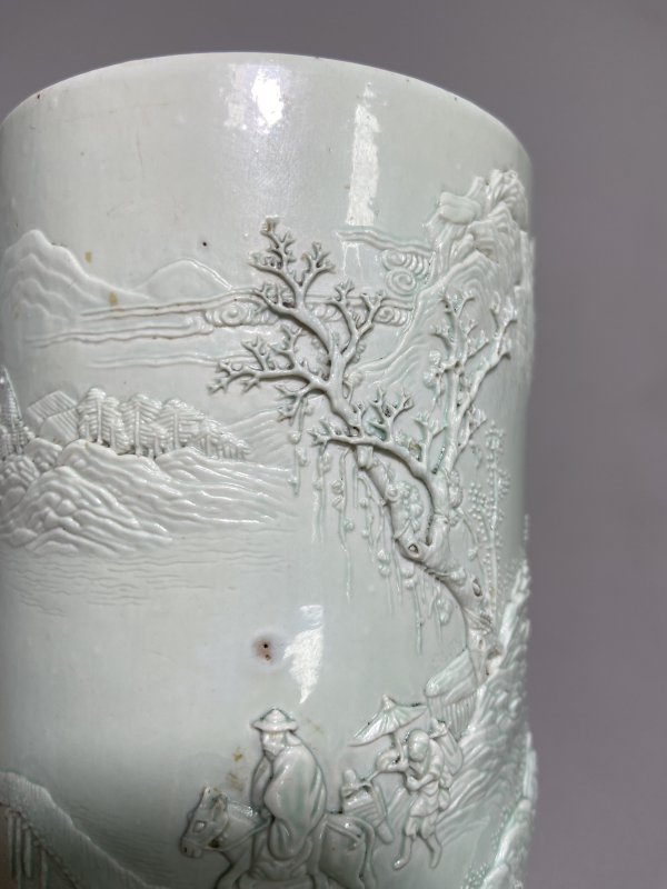 清道光 “王炳荣”款 湖水绿釉雕瓷山水踏雪寻梅小笔筒 - 图14