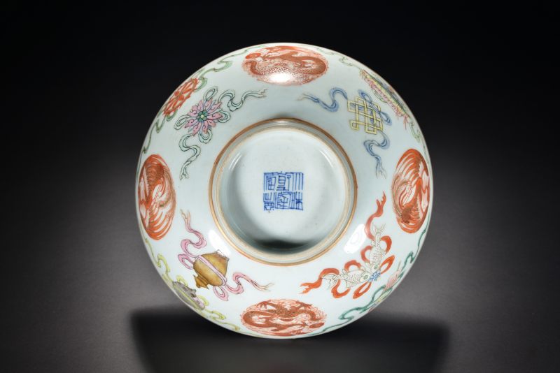 清乾隆 粉彩八吉祥团龙纹碗 - 图4
