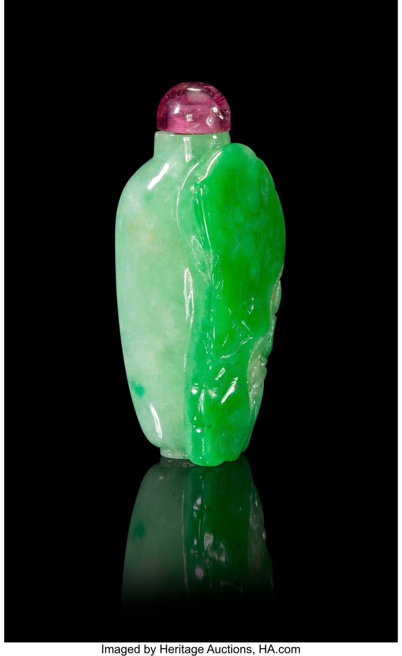 A Chinese Carved Apple Green Jadeite 'Lotus Leaf' Snuff Bottle - 图2