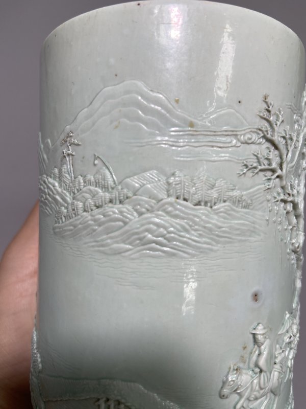 清道光 “王炳荣”款 湖水绿釉雕瓷山水踏雪寻梅小笔筒 - 图15
