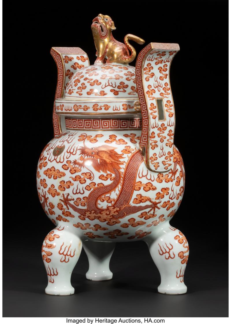 A Chinese Iron-Red and Gilt Decorated Covered Tripod Censer - 图2