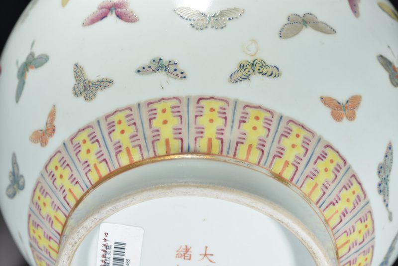 清光绪 粉彩百蝶纹赏瓶 - 图4