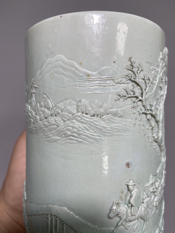 清道光 “王炳荣”款 湖水绿釉雕瓷山水踏雪寻梅小笔筒 - 图16