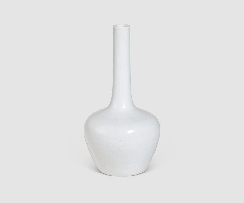 清雍正 白釉划花龙纹长颈小瓶 - 图2