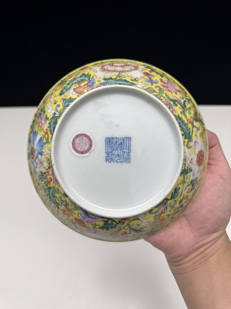 清道光 御窑黄地洋彩缠枝花卉五福纹盘 - 图10
