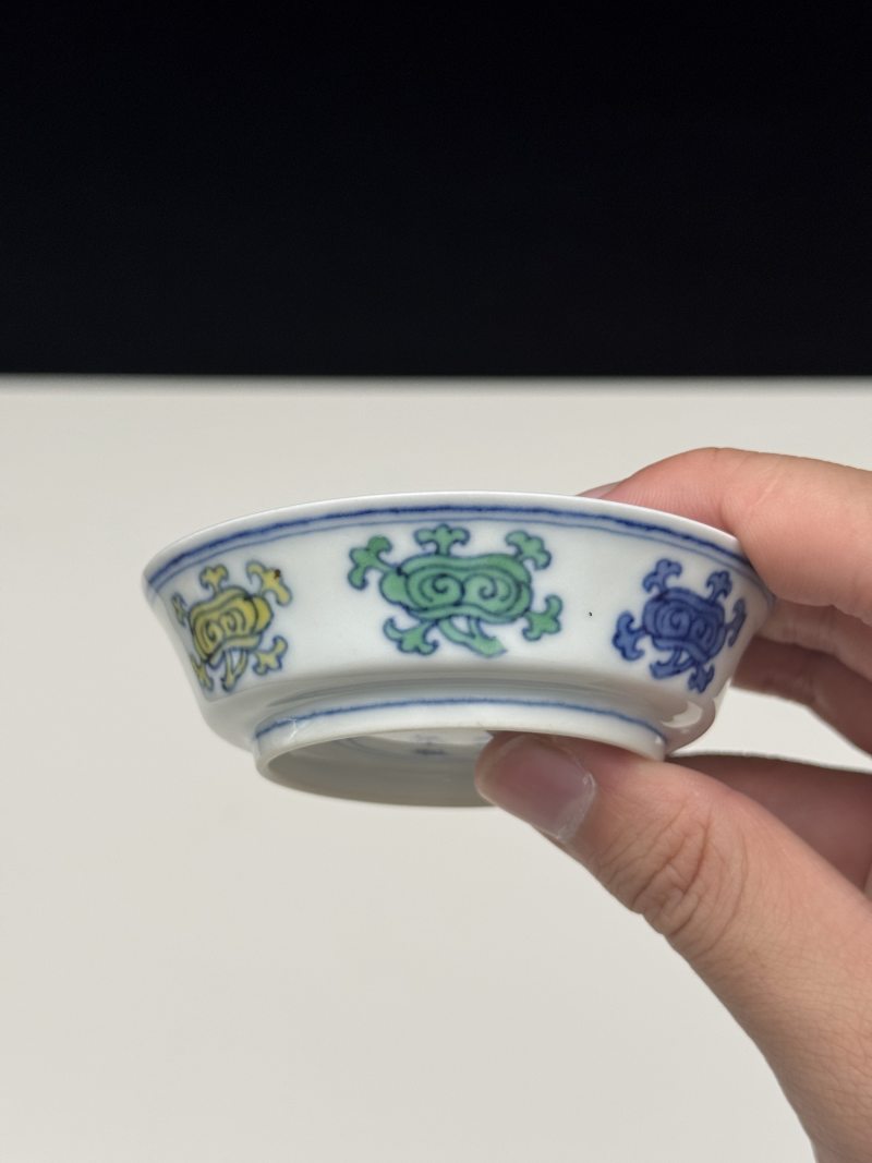 清雍正 斗彩仿成化如意灵芝纹折腰小碟 - 图7